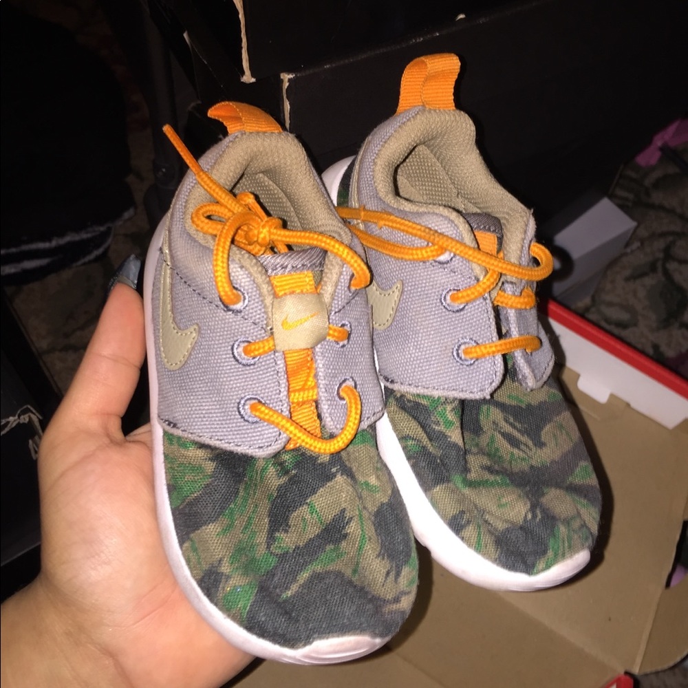 Toddler Nike roshe runs